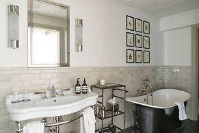 Eleven Scarp Ridge Lodge