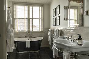 Eleven Scarp Ridge Lodge