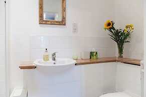 Lynbrook  Guests House