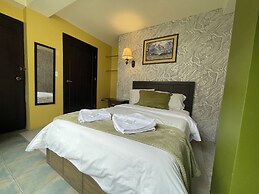 Hotel La Chimenea Casa De Piedad