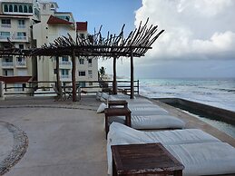 Cancun Plaza Condo Hotel