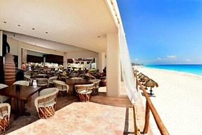 Cancun Plaza Condo Hotel