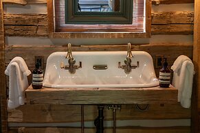 Eleven Taylor River Lodge