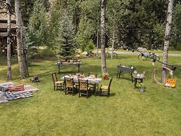 Eleven Taylor River Lodge