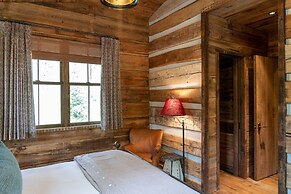 Eleven Taylor River Lodge