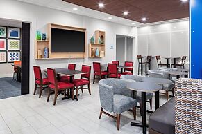 Holiday Inn Express & Suites Wilmington West - Medical Park by IHG