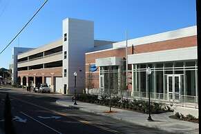 Holiday Inn Express & Suites Wilmington West - Medical Park by IHG