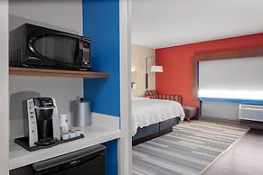 Holiday Inn Express & Suites Wilmington West - Medical Park by IHG