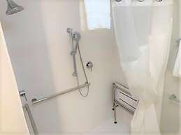 Holiday Inn Express & Suites Wilmington West - Medical Park by IHG