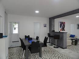 Petrovac Holiday House with pool