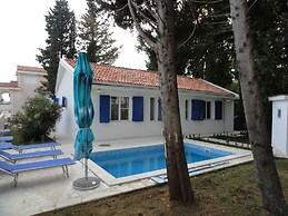 Petrovac Holiday House with pool