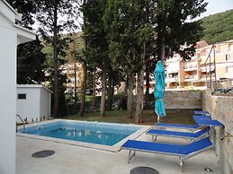 Petrovac Holiday House with pool