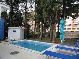 Petrovac Holiday House with pool
