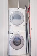 Stunning Suites Luxurious Downtown Condo