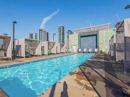 Stunning Suites Luxurious Downtown Condo