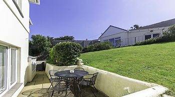 Clifton Court Apt 19 With Heated Pool