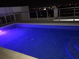 Apartasuites La Flora