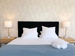 Luxury Lakeside Home - Remarkable View