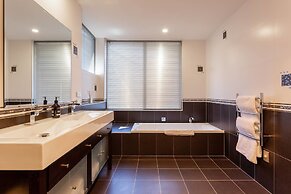 Luxury Lakeside Home - Remarkable View