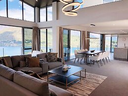 Luxury Lakeside Home - Remarkable View