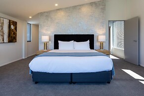 Luxury Lakeside Home - Remarkable View