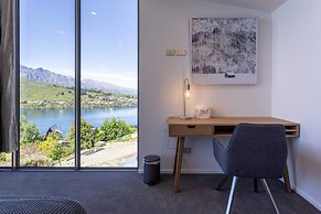 Luxury Lakeside Home - Remarkable View