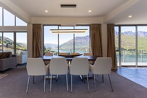 Luxury Lakeside Home - Remarkable View