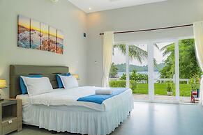 The Hawk's Nest Resort