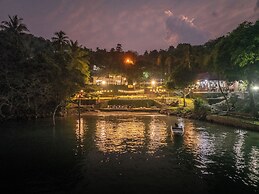 The Hawk's Nest Resort