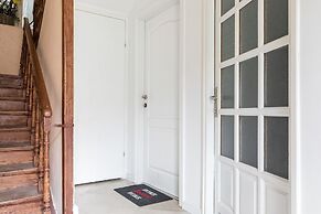 Bright & Modern on Top Location