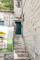 Bright & Modern on Top Location