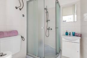 Bright & Modern on Top Location