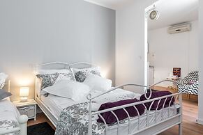 Bright & Modern on Top Location