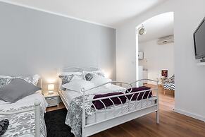 Bright & Modern on Top Location