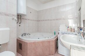 Spacious & Clean Condo near Beach