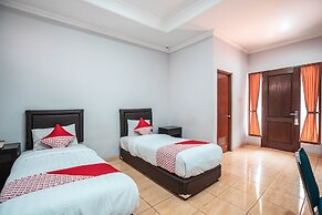 Super OYO 686 Bunga Karang Hotel