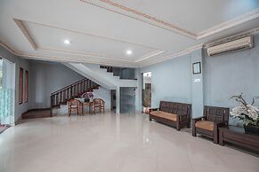 Super OYO 686 Bunga Karang Hotel