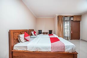 Super OYO 686 Bunga Karang Hotel