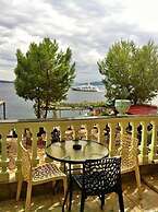 Kalemi's Beachside Hotel