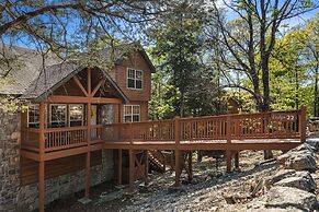 Whispering Woods Lodge-sleeps 10 4 Bedroom Home by RedAwning