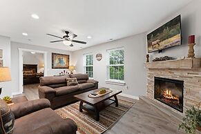 Whispering Woods Lodge-sleeps 10 4 Bedroom Home by RedAwning