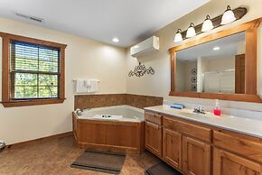 Whispering Woods Lodge-sleeps 10 4 Bedroom Home by RedAwning