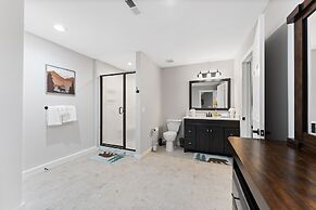 Whispering Woods Lodge-sleeps 10 4 Bedroom Home by RedAwning