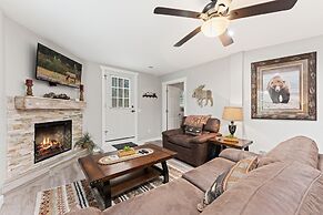 Whispering Woods Lodge-sleeps 10 4 Bedroom Home by RedAwning