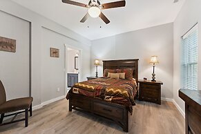 Whispering Woods Lodge-sleeps 10 4 Bedroom Home by RedAwning