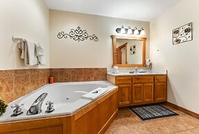 Whispering Woods Lodge-sleeps 10 4 Bedroom Home by RedAwning