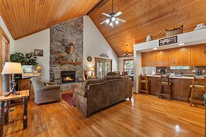 Whispering Woods Lodge-sleeps 10 4 Bedroom Home by RedAwning