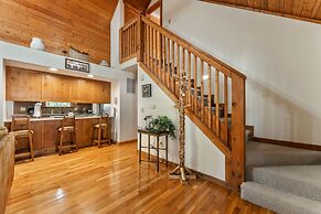 Whispering Woods Lodge-sleeps 10 4 Bedroom Home by RedAwning