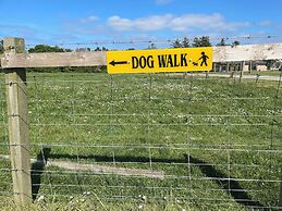 Acdc Glamping, Campervan , Caravan and Tent Resort