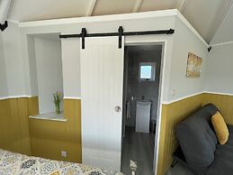 Acdc Glamping, Campervan , Caravan and Tent Resort